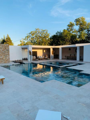 Bas de villa avec piscine privée